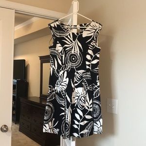 Sleeveless knee-length dress